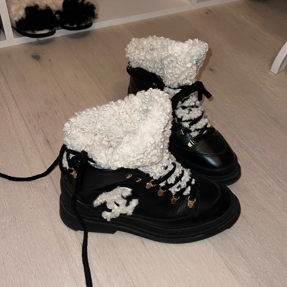 Chanel Snowboots